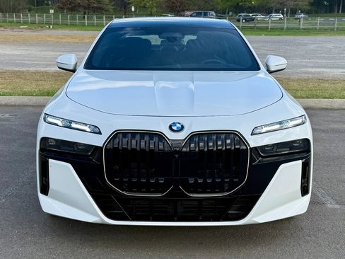 Used 2025 BMW 760i xDrive w/ Executive Package image 5