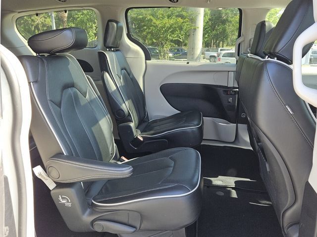 Used 2024 Chrysler Pacifica Limited FWD image 14