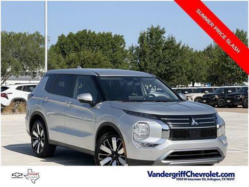 Used 2025 Mitsubishi Outlander SE FWD image 2