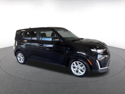 Used 2025 Kia Soul LX w/ LX Technology Package FWD image 2