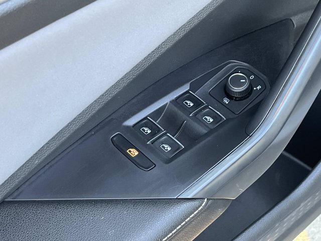 Used 2025 Volkswagen Jetta SE FWD image 26