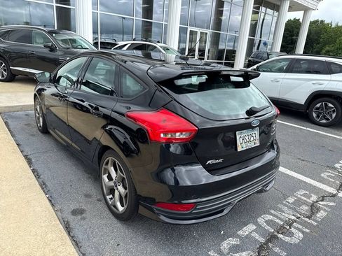 Used 2018 Ford Focus ST w/ Equipment Group 401A FWD image 2
