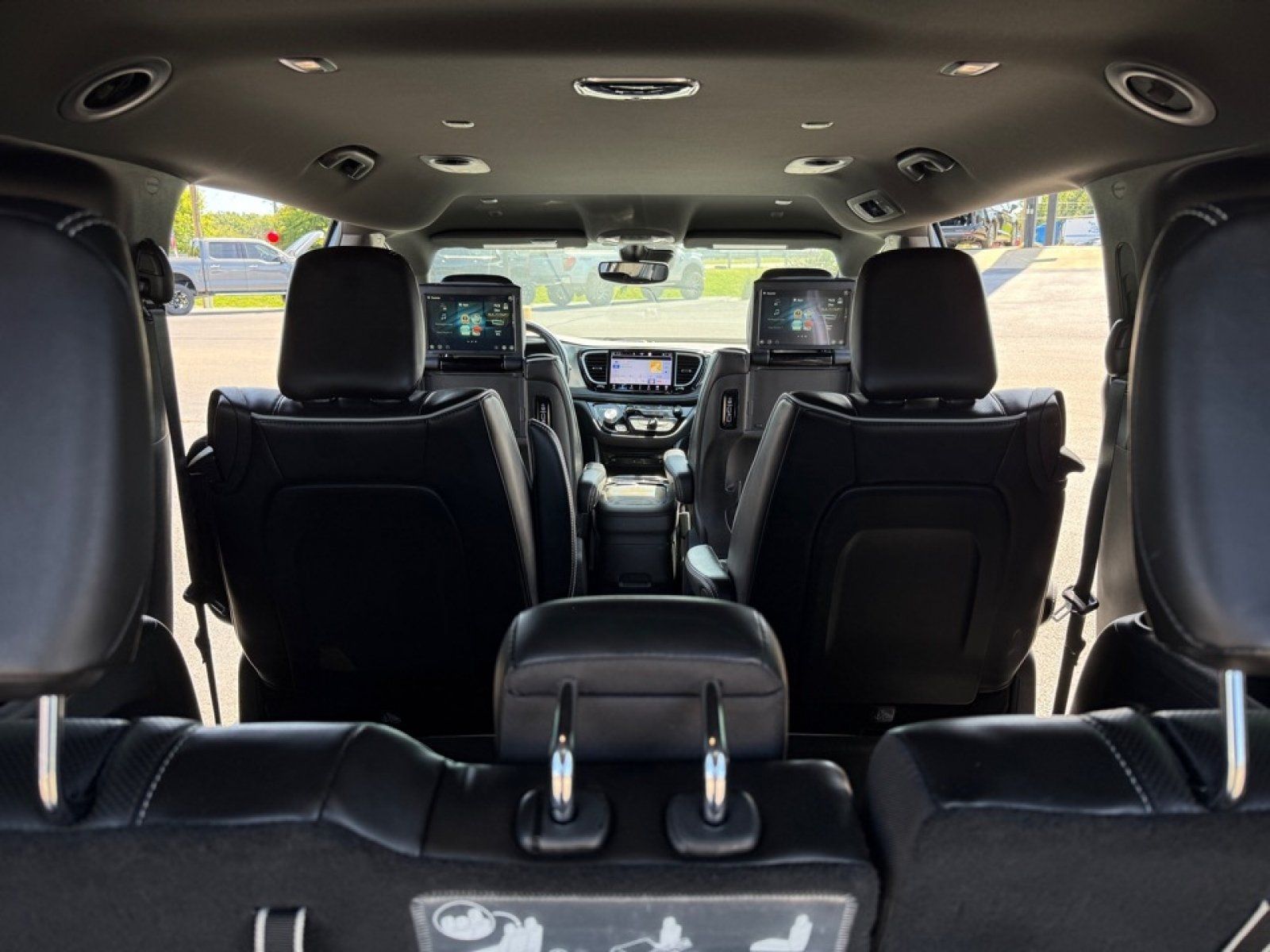 Used 2021 Chrysler Pacifica Limited w/ Uconnect Theater Family Group FWD image 35