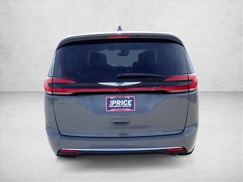 Used 2022 Chrysler Pacifica Touring-L FWD image 3