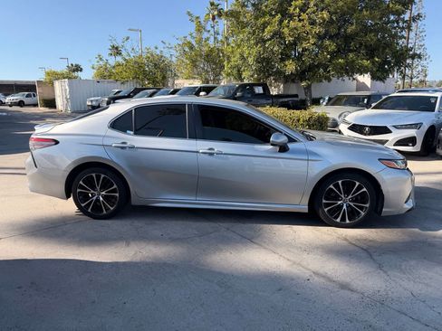 Used 2018 Toyota Camry SE FWD image 6