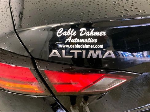 Used 2025 Nissan Altima 2.5 SV FWD image 8