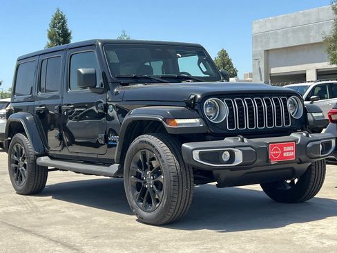 Used 2025 Jeep Wrangler Unlimited Sahara AWD/4WD image 10