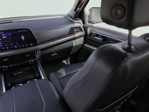 Used 2025 Chevrolet Suburban Z71 image 31