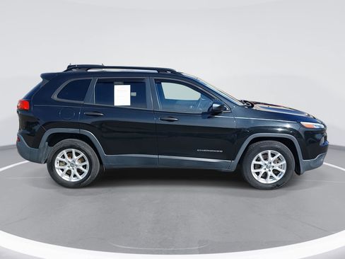 Used 2016 Jeep Cherokee Sport image 4