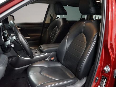 Used 2022 Toyota Highlander XLE FWD image 6