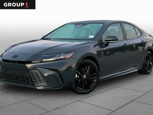 Used 2025 Toyota Camry SE FWD image 1