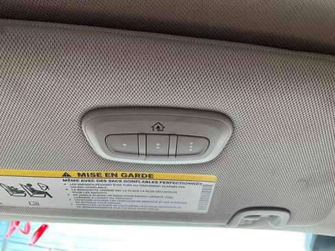 Used 2019 Chrysler Pacifica Limited w/ Tire & Wheel Group FWD image 7