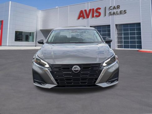 Used 2025 Nissan Altima 2.5 SV image 2