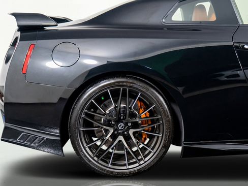 Used 2021 Nissan GT-R Premium image 8
