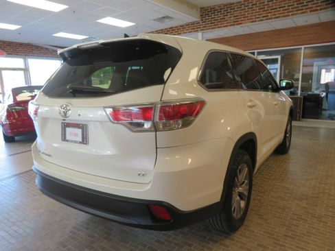 Used 2014 Toyota Highlander Plus FWD image 4