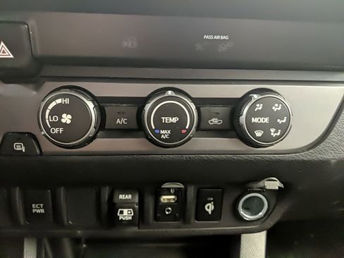 Used 2019 Toyota Tacoma TRD Sport image 19