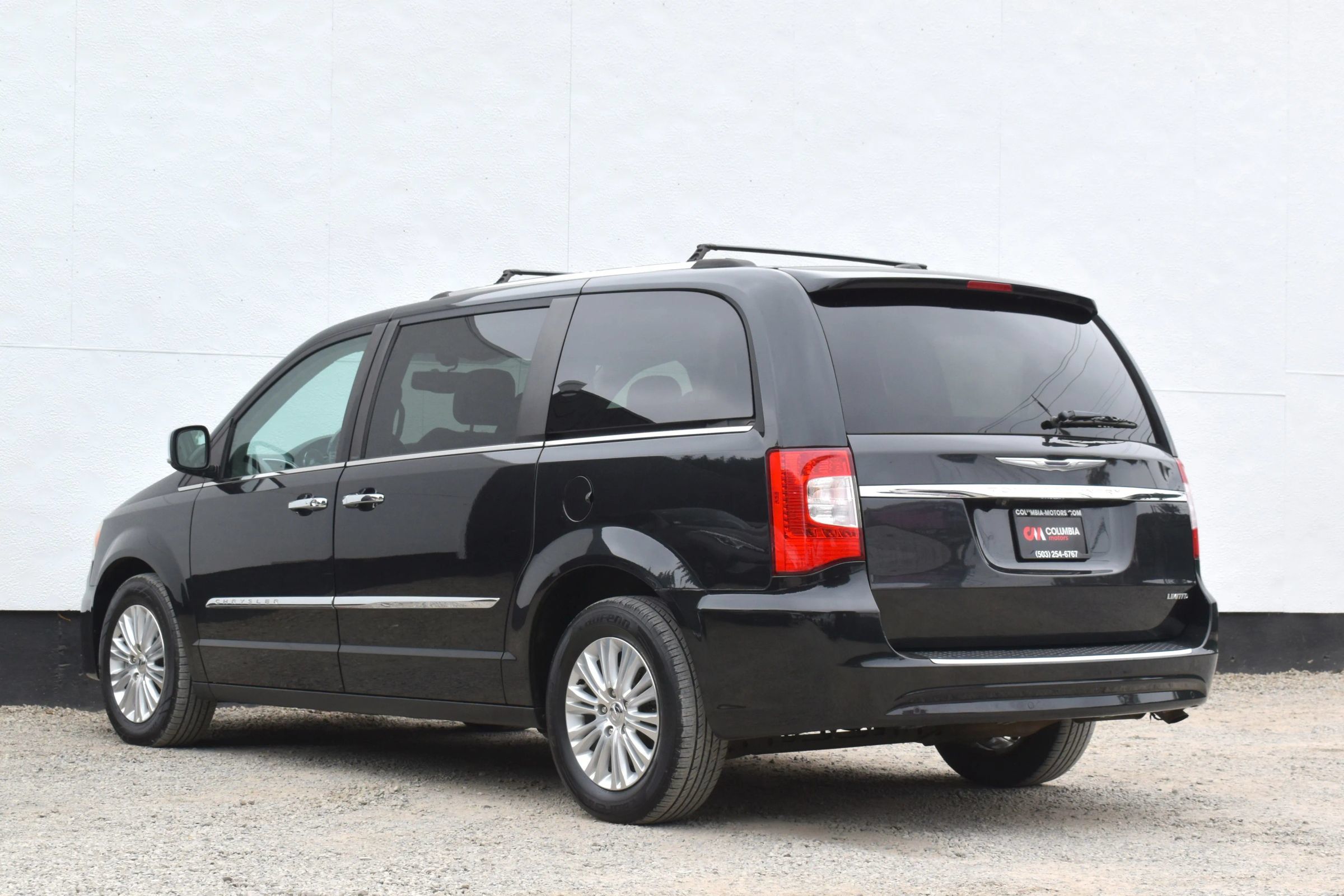 Used 2014 Chrysler Town & Country Limited w/ Luxury Group FWD image 2