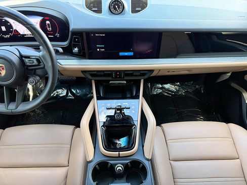 Used 2025 Porsche Cayenne Coupe image 19