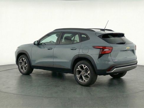 Used 2025 Chevrolet Trax LT image 6