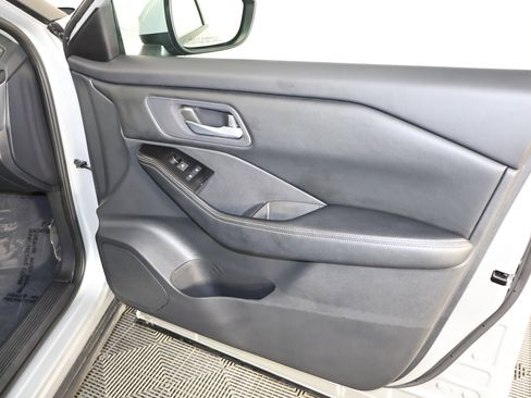 Used 2025 Nissan Rogue SV image 39