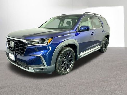 Used 2025 Honda Pilot Touring image 2