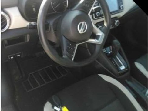 Used 2022 Nissan Versa SV FWD image 3