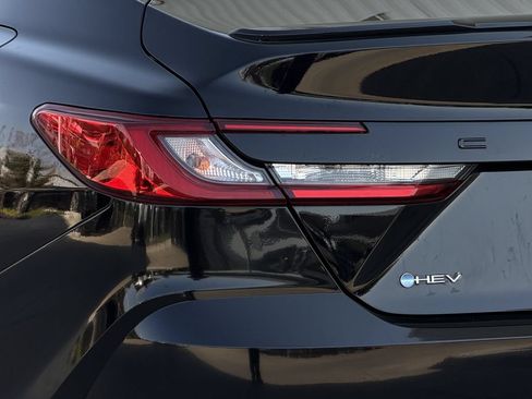 Used 2025 Toyota Camry SE w/ Convenience Package FWD image 10