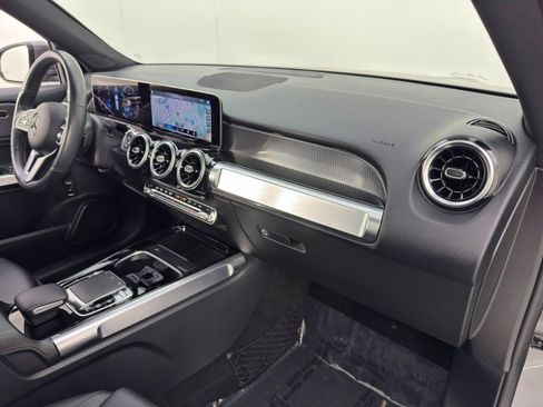 Used 2020 Mercedes-Benz GLB 250 4MATIC w/ Premium Package image 14