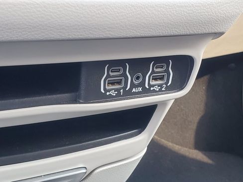 Used 2024 Chrysler Pacifica Touring-L FWD image 18