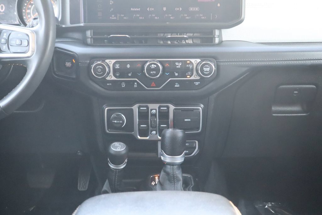Used 2024 Jeep Wrangler Unlimited Sahara AWD/4WD image 31