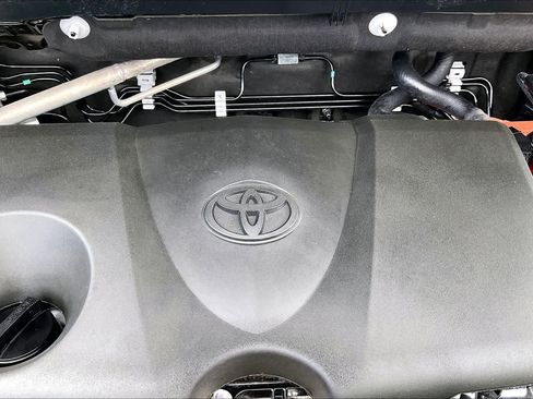 Used 2025 Toyota RAV4 XLE AWD/4WD image 33
