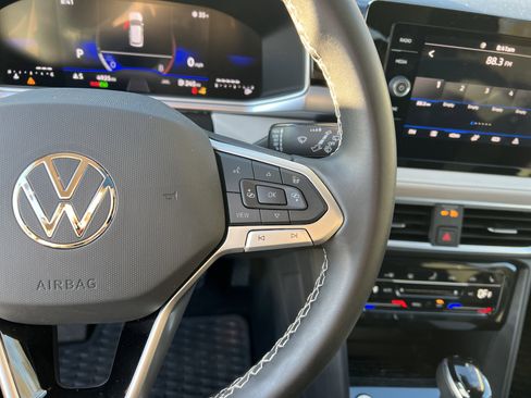 Certified 2025 Volkswagen Taos SE w/ Panoramic Sunroof Package FWD image 19