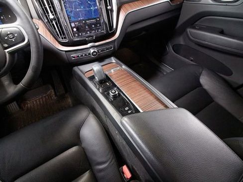 Certified 2022 Volvo XC60 B5 Momentum w/ Advanced Package AWD/4WD image 10