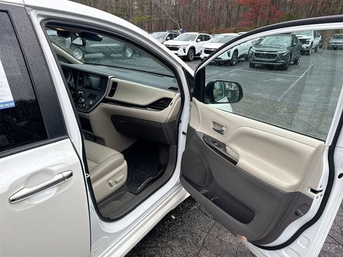 Used 2020 Toyota Sienna XLE image 32