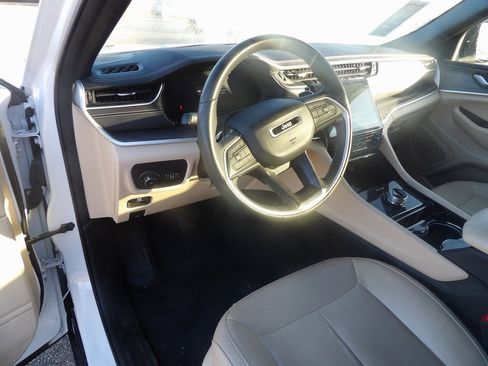 Used 2023 Jeep Grand Cherokee Limited image 10