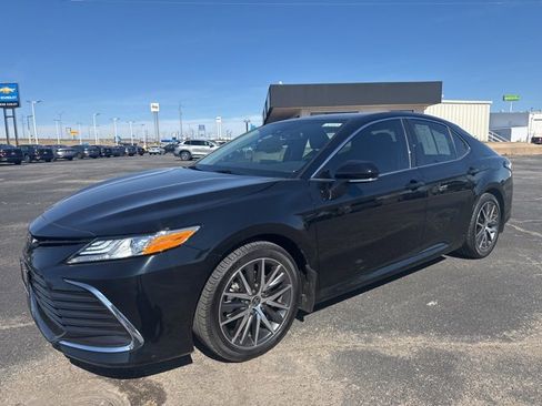 Used 2024 Toyota Camry XLE image 3