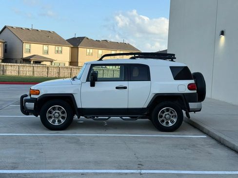 Used 2011 Toyota FJ Cruiser 2WD w/ Convenience Pkg image 4
