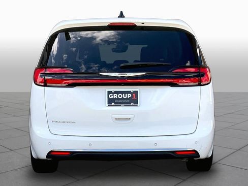 Used 2023 Chrysler Pacifica Touring-L FWD image 5