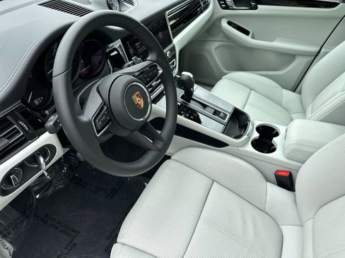 Certified 2025 Porsche Macan AWD/4WD image 4