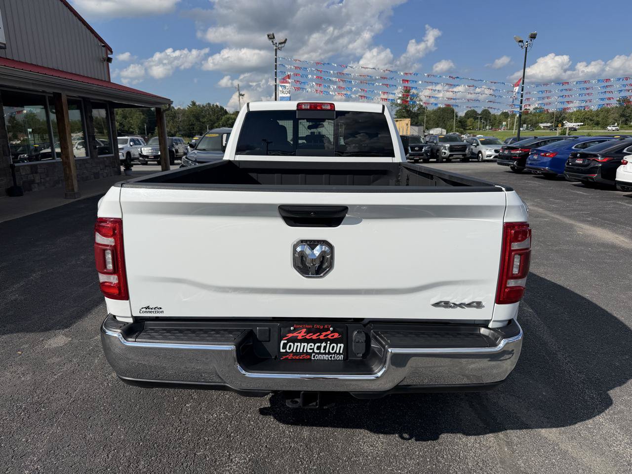 Used 2024 RAM 3500 Tradesman w/ Chrome Appearance Group AWD/4WD image 5
