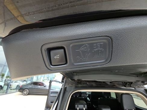 Used 2024 Ford Expedition XLT image 28