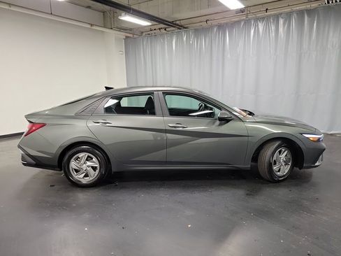 Used 2025 Hyundai Elantra SE image 9