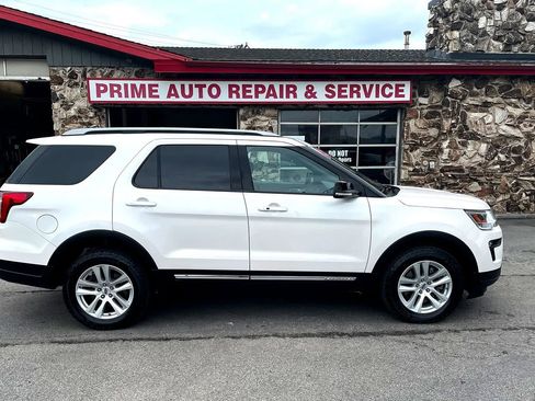 Used 2018 Ford Explorer XLT w/ Equipment Group 202A image 8