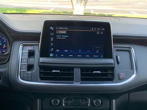 Used 2022 Chevrolet Suburban LT w/ Luxury Package RWD image 19