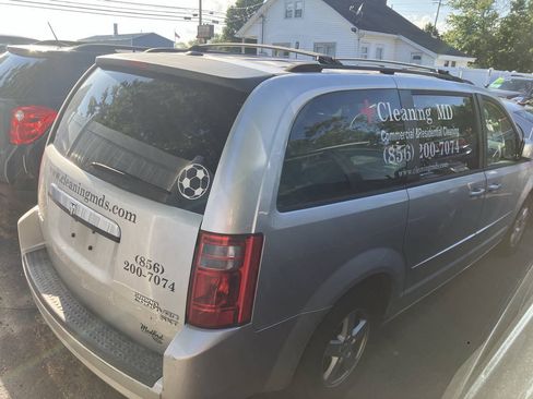 Used 2010 Dodge Grand Caravan SXT FWD image 3