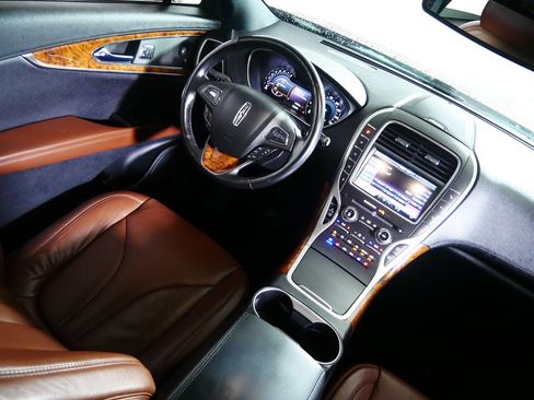 Used 2016 Lincoln MKX Reserve w/ Technology Package FWD image 9