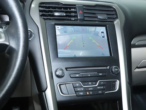 Used 2017 Ford Fusion SE w/ Fusion SE Technology Package image 28