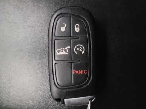 Used 2019 Jeep Cherokee Latitude Plus w/ Comfort/Convenience Group image 32