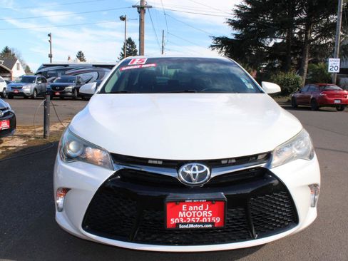 Used 2015 Toyota Camry SE w/ Moonroof Package image 2
