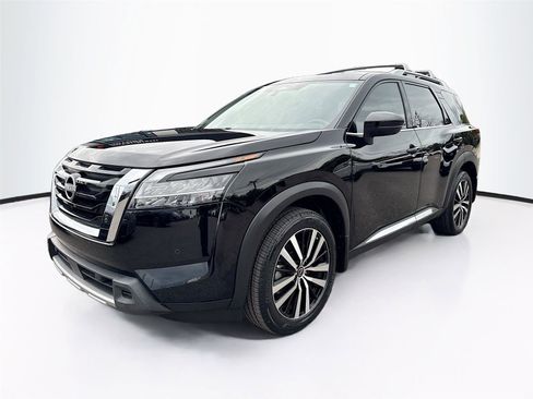 Used 2024 Nissan Pathfinder Platinum image 3